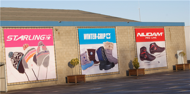 Nieuwe posters op de buitenmuur