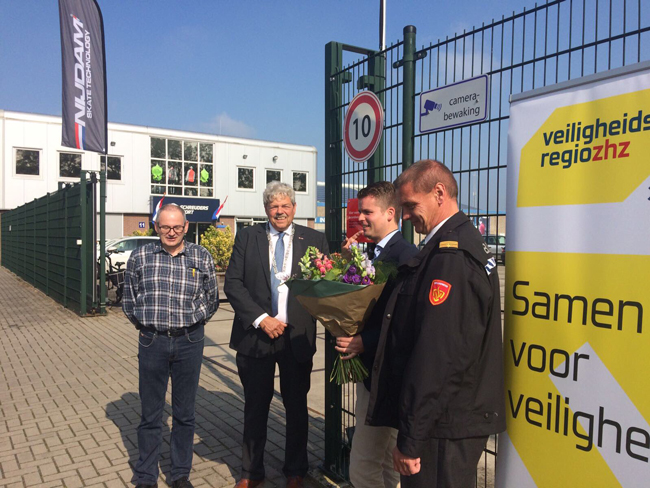 Gevelbord uitgereikt als dank aan werkgever.